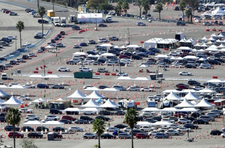 Des candidats au vaccin font la queue sur un parking de Los Angeles (Etats-Unis) le 25 février 2021