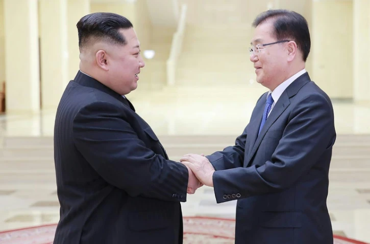 Photo délivrée par le Palais présidentiel de la Corée du sud de la rencontre entre le leader nord-coréen Kim Jong Un et le chef dela délégation sud-coréenne Chung Eui-yong le 5 mars 2018 à Pyongyang