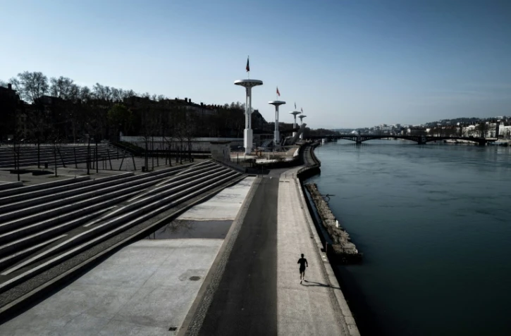 Un homme fait son jogging sur les quais du RhĂ´ne Ă Lyon, le 20 mars 2020