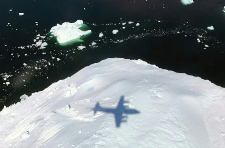 Un avion P-3 de la Nasa mesure l'épaisseur d'un iceberg dans l'Arctique, le 10 mai 2017
