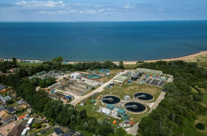 Vue aérienne de l'usine de traitement des eaux usées Swalecliffe appartenant à Southern Water, près de la plage de Tankerton à Whitstable, dans le sud-est de l'Angleterre, le 23 juillet 2025