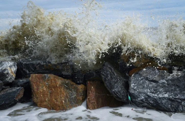 Des vagues s'écrasent contre des digues de rochers après le passage de la tempête Pabuk dans le sud de la Thaïlande, le 5 janvier 2019