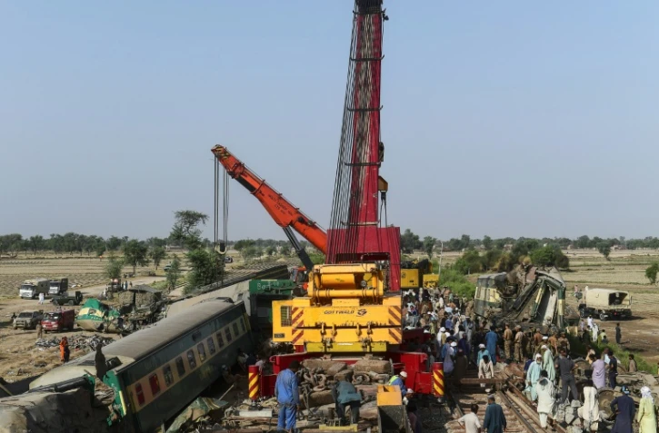 Dégagement des wagons après un double accident ferroviaire, le 8 juin 2021 à Daharki, au Pakistan