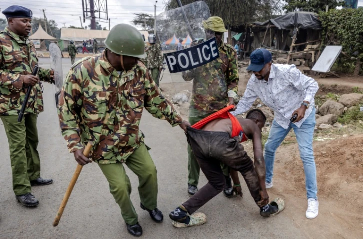 Des policiers arrêtent un manifestant, le 12 juillet 2023 à Nairobi, au Kenya