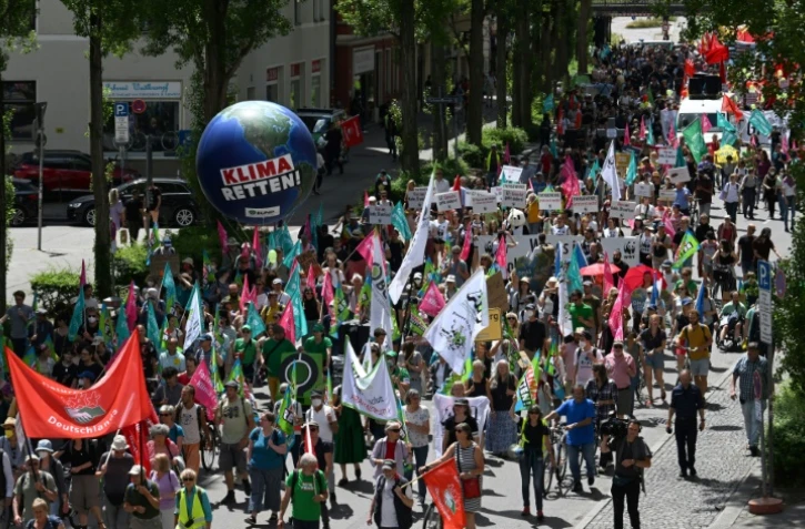 Des manifestants rassemblés contre la tenue du G7 à l'appel d'une quinzaine d'ONG de défense de l'environnement et de lutte contre les inégalités, le 25 juin 2022 à Munich