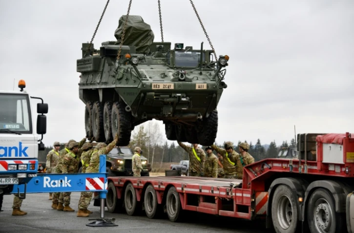 Un blindé américain est chargé sur un camion en vue de son déploiement en Roumanie, le 9 février 2022 sur la base américaine de Vilseck, en Allemagne
