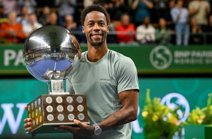 Le Français Gaël Monfils pose avec son trophée après sa victoire contre le Russe Pavel Kotov lors de la finale du tournoi ATP de Stockholm, le 22 octobre 2023