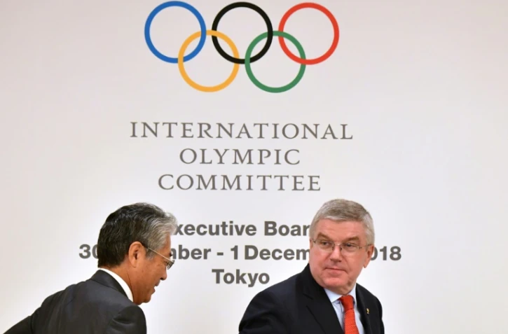 Le président du CIO Thomas Bach (d) et le président du comité olympique japonais Tsunekazu Takeda lors de la commission exécutive, le 30 novembre 2018 à Tokyo tOKY