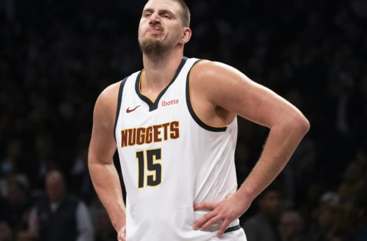 Nikola Jokic, le pivot serbe des Denver Nuggets, pendant le deuxième quart-temps du match de NBA contre les Brooklyn Nets, à New York, le 29 octobre 2024