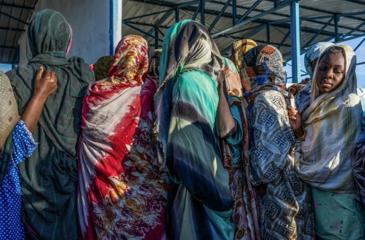 Des réfugiés ayant fui le Soudan attendent devant le bureau d'enregistrement de l'agence des Nations unies pour les réfugiés (HCR) dans le camp de Tiné, au Tchad, le 9 novembre 2025