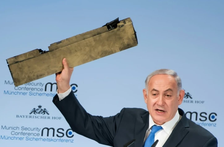 Le Premier ministre israélien Benjamin Netanyahu brandit un morceau de métal présenté comme provenant d'un drone iranien abattu par Israël, le 18 février 2018 pendant la Conférence de Munich sur la sécurité