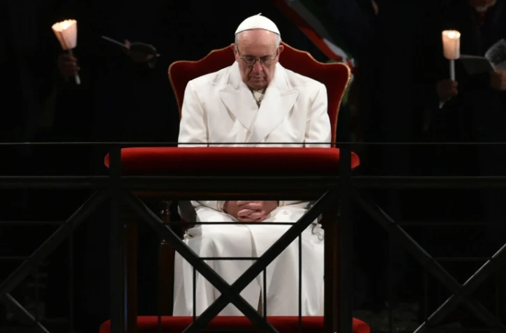 Le pape François prie durant le traditionnel Chemin de croix au COlisée de Rome, le 25 mars 2016