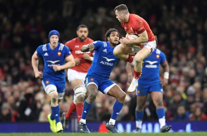 Le demi de mêlée gallois Gareth Davies charge le camp français lors du dernier match des Six Nations à Cardiff, le 17 mars 2018