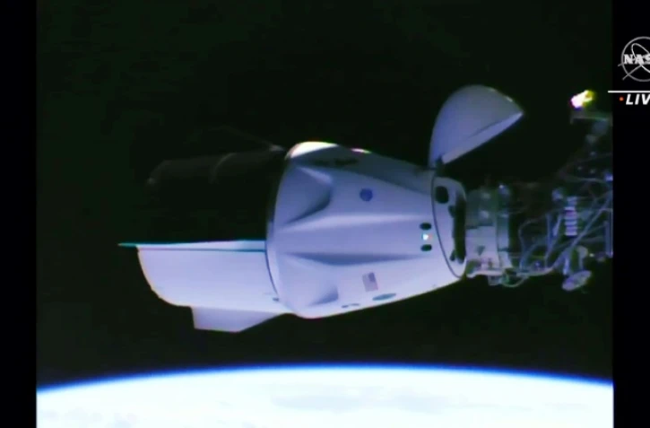 Image vidéo diffusée le 24 avril 2021 par la Nasa de la capsule Crew Dragon de SpaceX amarrée à la Station spatiale internationale