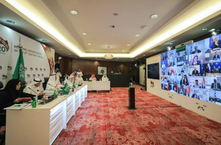 Photo diffusée le 10 avril 2020 par le ministère saoudien de l'Energie montrant une salle de réunion par videoconférence à Ryad des ministres du Pétrole des pays du G20