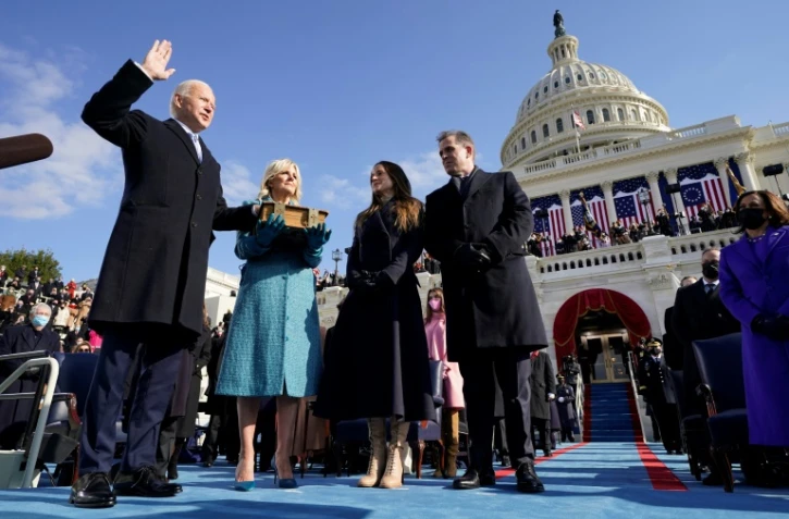 Joe Biden prĂŞte serment sur la Bible familiale le 20 janvier 2021 Ă Washington, DC