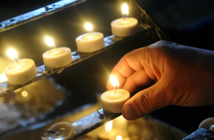 Des fidèles catholiques allument des bougies dans une église des Philippines, à Manille, le 10 février 2016