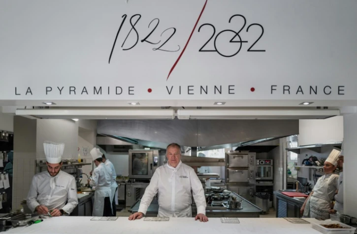 Le chef Patrick Henriroux dans les cuisines de son restaurant "La Pyramide" à Vienne, le 20 mars 2025 en Isère