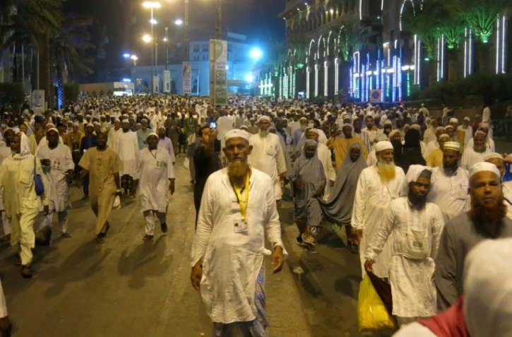 Les fidèles musulmans quittent la Grande mosquée de La Mecque, après la dernière prière du soir, trois jours avant le début du grand pèlerinage annuel, le 7 septembre 2016