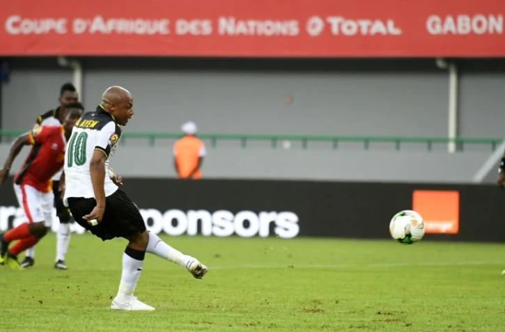 L'attaquant du Ghana Andre Ayew (g) tir un penalty face à l'Ouganda lors de la CAN, le 17 janvier 2017 à Port-Gentil 