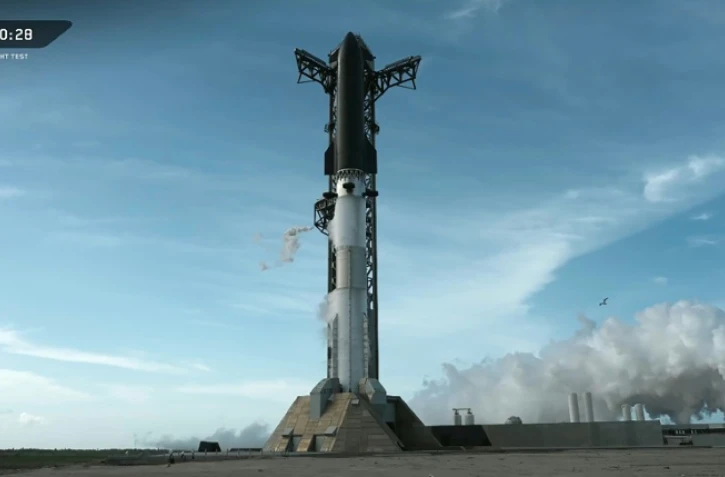 Image tirée d'une retransmission en direct de SpaceX montrant la fusée Starship dix minutes avant son lancement prévu depuis Starbase, lors du 13e vol d'essai à South Padre Island, au Texas, le 16 juillet 2026