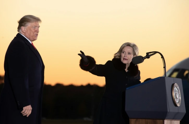 Le président américain Donald Trump et la candidate républicaine au Sénat, Cindy Hyde-Smith, à Tupelo, dans le Mississippi, le 26 novembre 2018