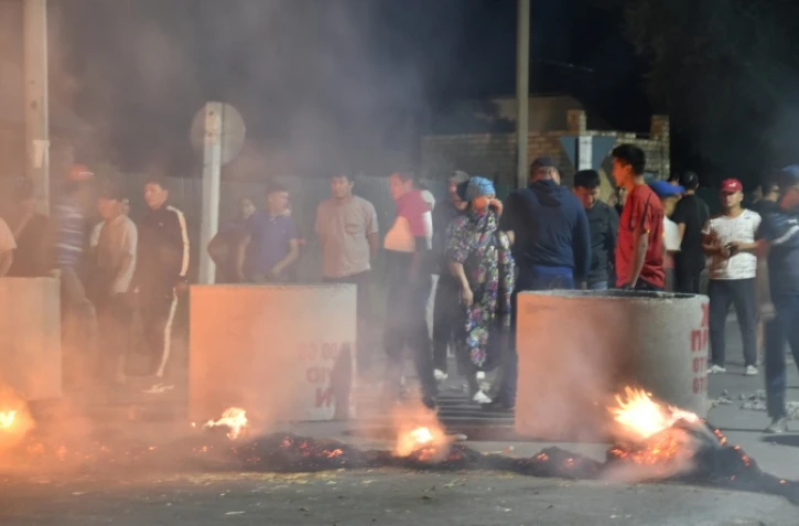 Affrontement entre les partisans de l'ancien président Almazbek Atambaïev et les forces de l'ordre dans le village de Koi-Tash, près de Bichkek, le 7 août 2019 au Kirghizstan