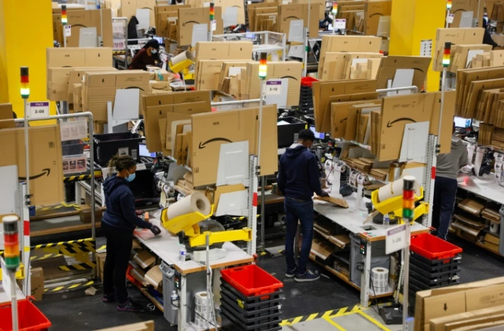 Des employés travaillent sur un site d'empaquetage Amazon à  Brétigny-sur-Orge, dans l'Essonne, le 14 décembre 2021