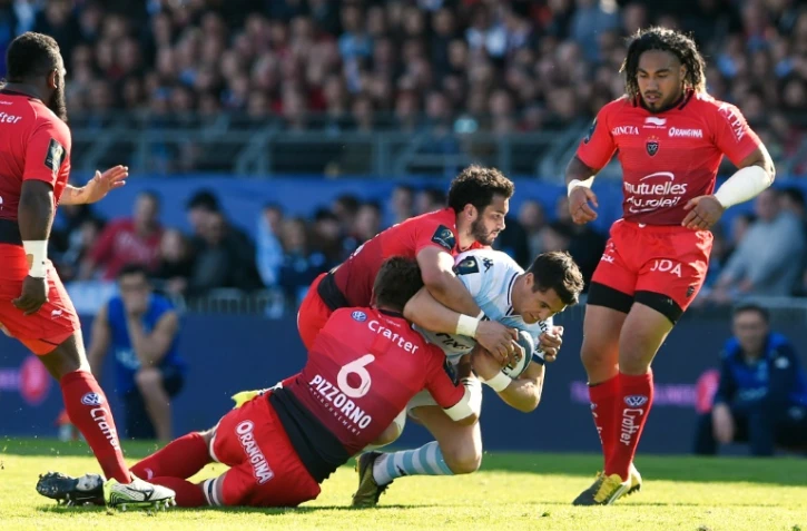 L'ouvreur néo-zélandais de Racing 92 Dan Carter est plaqué par le 3e ligne sud-africain de Toulon Juanne Smith lors du quart de finale de la Coupe d'Europe, le 10 avril 2016 au stade Yves-du-Manoir de Colombes