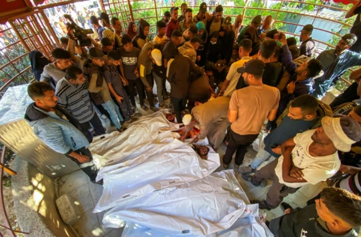 Des Palestiniens pleurent des corps de proches tués près d'un centre d'aide humanitaire soutenu par les Etats-Unis, à l'hôpital Nasser, dans le sud de la bande de Gaza, le 3 juin 2025