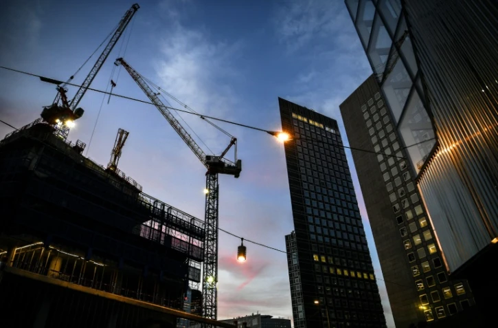 L'Insee a révisé à la hausse vendredi son estimation du rebond de l'économie française au troisième trimestre, le produit intérieur brut (PIB) affichant une progression de +18,7%, contre +18,2% estimé précédemment