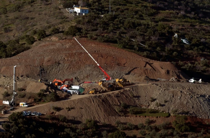 Un hélicoptère et des engins de travaux publics participent aux opérations pour tenter de retrouver le petit Julen, le 24 janvier 2019 à Totalan
