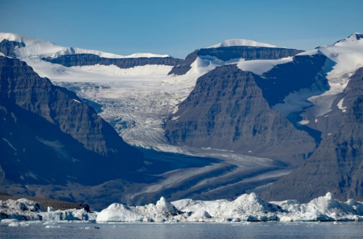 Un glacier partiellement fondu à Scoresby Fjord, le 13 août 2023 au Groenland