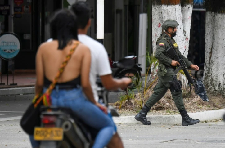 Un membre de la police nationale colombienne garde les rues d'Arauca, en Colombie, près de la frontière vénézuélienne, le 23 janvier 2022