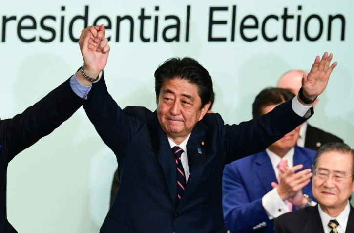 Le Premier ministre japonais Shinzo Abe se réjouit après avoir été réélu à la tête de son Parti libéral-démocrate, à Tokyo le 20 septembre 2018