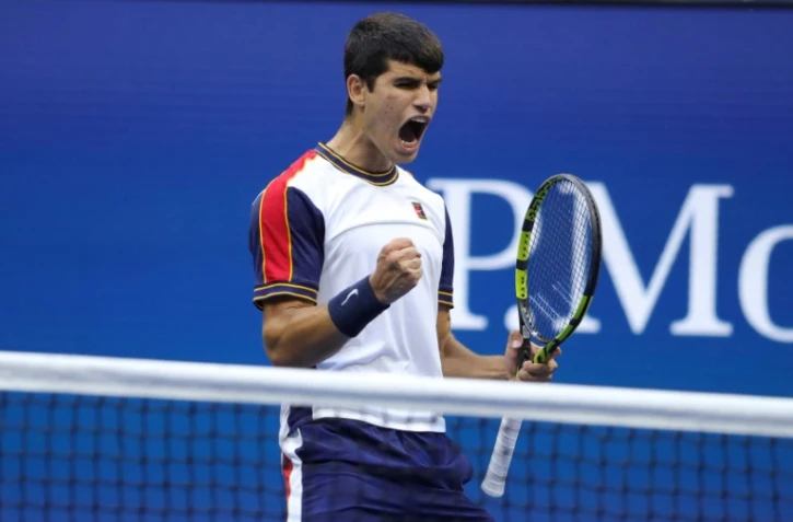 L'Espagnol Carlos Alcaraz après sa victoire contre le Grec Stefanos Tsitsipas pour sa première participation à l'US Open le 3 septembre 2021