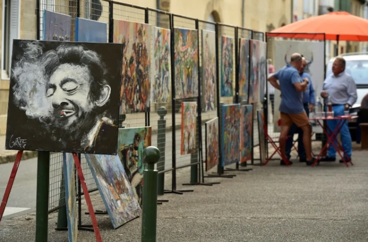 Des vendeurs de peinture ambulants dans les rues de Marciac, le 31 juillet 2018, pendant la 41e édition de Jazz in Marciac