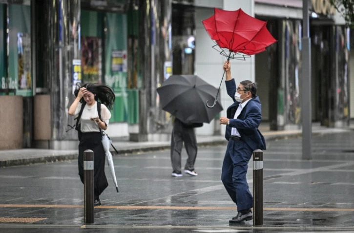 Vent et pluie à Fukuoka, dans le sud du Japon, avant le passage du typhon Shanshan le 29 août 2024