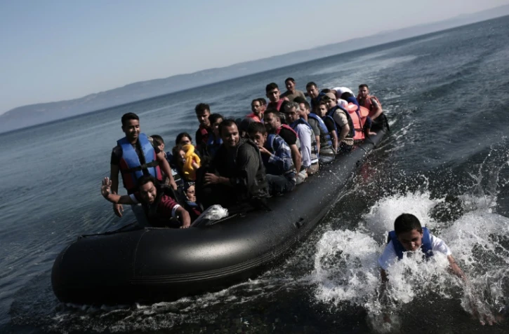 Des migrants arrivent sur l'île grecque de Lesbos après une traversée depuis la Turquie à bord d'un bateau gonflable, le 4 septembre 2015