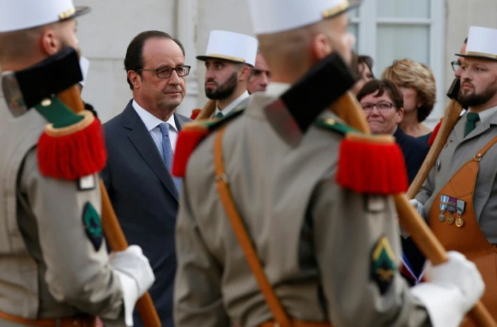 François Hollande au milieu d'une revue de soldats de la Légion étrangère, à Castelnaudary, le 19 novembre