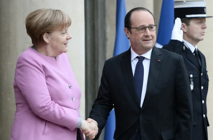 Le président français Francois Hollande accueille la chancelière allemande Angela Merkel à son arrivée au palais de l'Elysée, à Paris, le  4 mars 2016