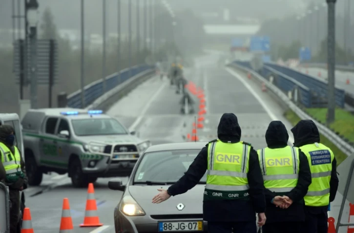 Contrôles des forces de l'ordre portugaises à la frontière avec l'Espagne le 31 janvier 2021