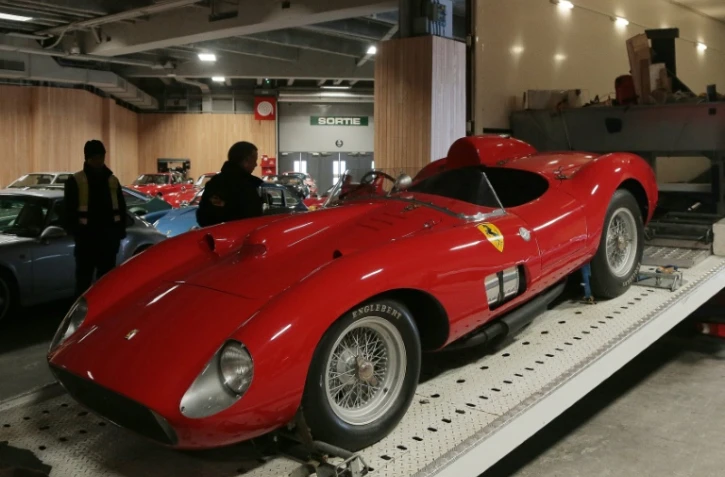 Une Ferrari 335S Spider Scaglietti exposée le 2 février 2016 à Paris