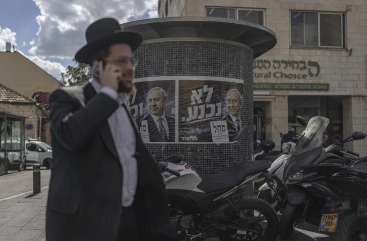 Une affiche électorale du Premier ministre Benjamin Netanyahu dans une rue de Jérusalem, le 29 octobre 2026