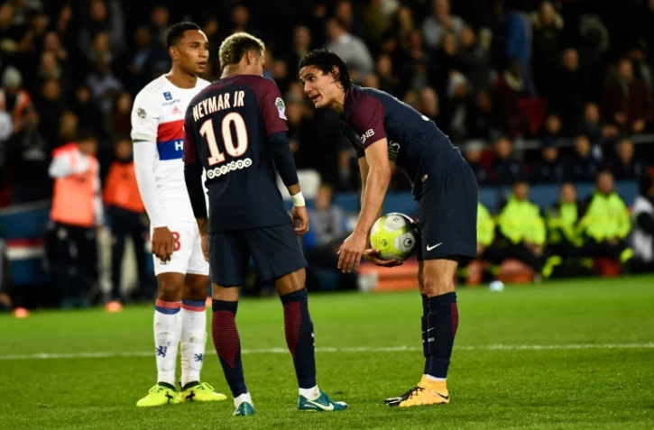 Les attaquants du PSG Neymar et Edinson Cavani en "pourparlers" avant de tirer un penalty, face à Lyon, le 17 septembre 2017 au Parc des Princes
