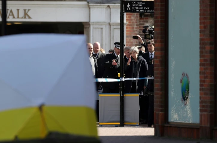 La Première ministre britannique Theresa May discute avec un responsable policier sur les lieux de l'attaque à Salisbury, le 15 mars 2018