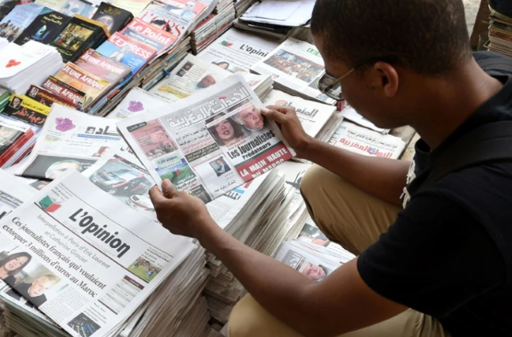Un Marocain regarde les unes de journaux lors de l'affaire des deux journalistes français poursuivis pour chantage à l'égard du roi du Maroc, à Rabat, le 29 août 2015