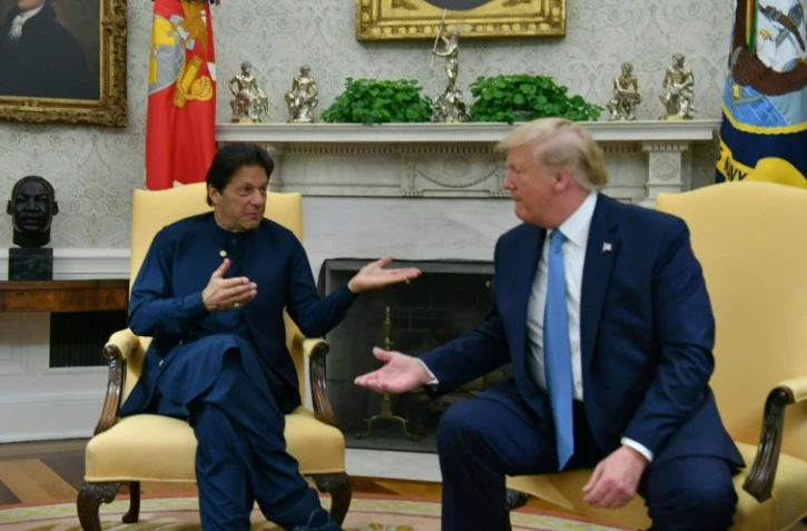 Le président américain Donald Trump (d) reçoit le Premier ministre pakistanais Imran Khan à la Maison Blanche, le 22 juillet 2019 à Washington