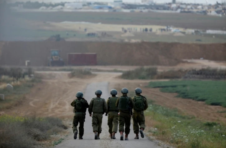 Des soldats israéliens prennent position face à des manifestants palestiniens à la frontière entre Gaza et Israël, le 24 avril 2018 