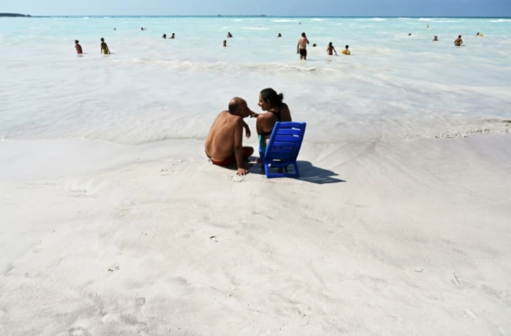 Des vacanciers sur une "plage blanche", le 31 juillet 2019 à Rosignano Solvay, en Toscane